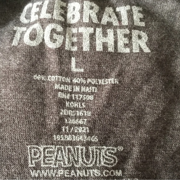 CELEBRATE TOGETHER GRAPHIC GRINCH "HERE FOR THE PRESENTS" T-SHIRT LARGE PEANUTS - Picture 5 of 5
